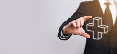 İş adamı, elinde tuttuğu kişi kar, çıkar, gelişme, artı işareti ile temsil edilen CSR gibi olumlu şeyler sunar..