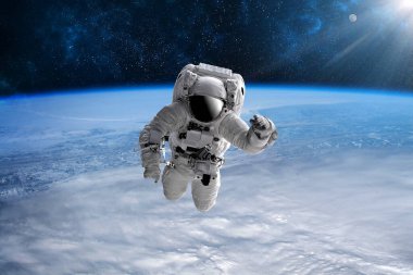 Dünya 'nın dış uzayındaki astronot. Yıldızlar arka planı sağlar. Dünya' nın üzerinde bir uzay oluşturur. Bu görüntünün ISS elementleri NASA tarafından desteklenmektedir.