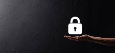 Siber güvenlik ağı. Asma kilit simgesi ve internet teknolojisi ağı. Sanal arayüzde veri kişisel bilgilerini koruyan bir iş adamı. Veri koruma gizlilik kavramı. GDPR. AB.