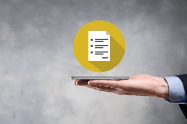 İş adamı elinde bir belge ikonu tutuyor Belge Yönetimi Veri Sistemi İş Dünyası İnternet Teknolojisi Kavramı. Uzun gölgeli kurumsal veri yönetim sistemi DMS.flat simgeleri