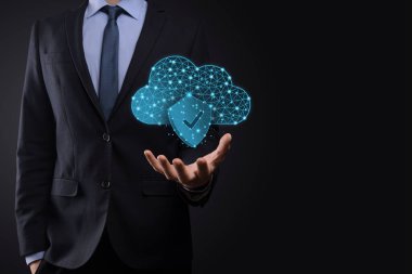 Bulut teknolojisi. Çokgen kablo depolama işareti ve koyu mavi üzerinde kenesi olan bir kalkan. Bulut hesaplama, büyük veri merkezi, gelecekteki altyapı, dijital ai konsepti. Sanal sunucu sembolü, simge.