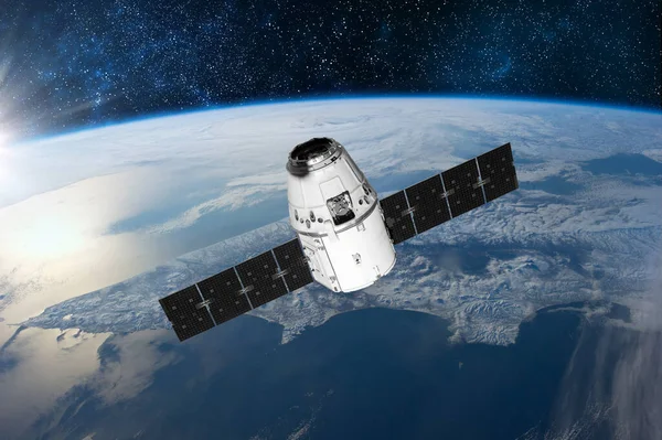 Kargo uzay aracı ve Dünya gezegeni. Karanlık arka plan. Bilim kurgu duvar kağıdı. Dünya 'nın yörüngesindeki uzay istasyonu. Uzay gemisi. Uzay sanat duvar kağıdı. Güneş Gözlemevi. Bu görüntünün elementleri NASA tarafından döşenmiştir.