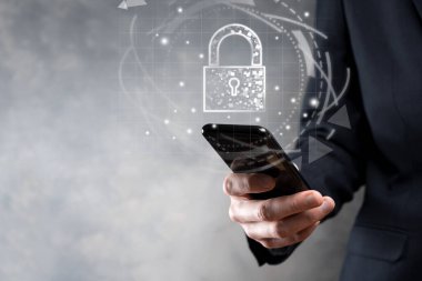 Siber güvenlik ağı. Asma kilit simgesi ve internet teknolojisi ağı. Kişisel bilgileri ve sanal arayüzü koruyan bir iş adamı. Veri koruma gizlilik kavramı. GDPR. AB. Dijital suç.