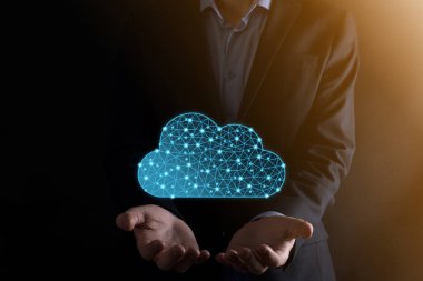 İş adamı bulut simgesini tutar. Bulut hesaplama konsepti - akıllı telefonu buluta bağlar. Akıllı telefon ile ağ bilgi teknolojisi uzmanı. Büyük veri kavramı. Düşük poligonal, çokgen.