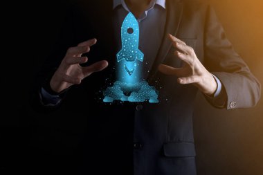 Girişim konsepti, elinde simge olan İşadamı roketi fırlatıyor ve ekrandan koyu arkaplanda ağ bağlantısı ile yükseliyor. Düşük poligon.Kâr, artış, gelişme.