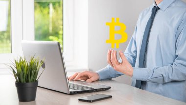 Mavi arka planda Bitcoin ikonu tutan bir erkek el. Bitcoin Şifreleme Dijital Bit Parası BTC Para Birimi Teknolojisi İnternet Konsepti
