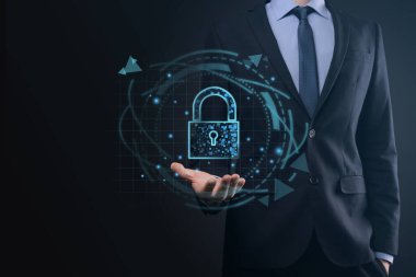 Siber güvenlik ağı. Asma kilit simgesi ve internet teknolojisi ağı. Kişisel bilgileri ve sanal arayüzü koruyan bir iş adamı. Veri koruma gizlilik kavramı. GDPR. AB. Dijital suç.