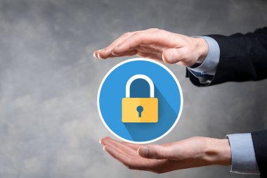 Siber güvenlik ağı. Asma kilit simgesi ve internet teknolojisi ağı. Tablet ve sanal arayüzde veri kişisel bilgilerini koruyan bir iş adamı. Veri koruma gizlilik kavramı. GDPR. AB.