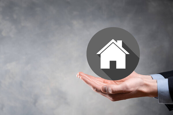 Концепция недвижимости, бизнесмен, владеющий домом на Hand.Property страхование и концепция безопасности. Защитный жест человека и символ дома. Плоские иконы с длинными тенями.