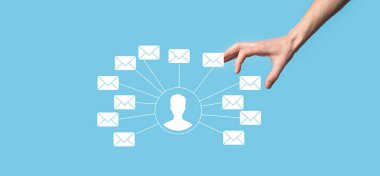 Erkek el ele tutuşan mektup simgesi, e- posta simgeleri. Haber bülteni e- postası ile bizimle iletişime geçin ve kişisel bilgilerinizi spam postasından koruyun. Müşteri hizmetleri çağrı merkezi bizimle bağlantı kurar. E- posta pazarlama ve haber bülteni.