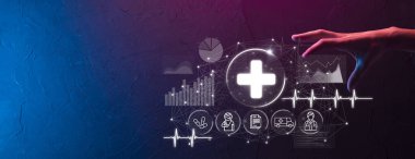 İş adamının elinde sanal ve tıbbi ağ bağlantısı simgeleri var. Covid-19 salgını insanları bilinçlendirir ve sağlık hizmetlerine dikkat çeker. Doktor, belge, ilaç, ambulans, hasta ikonu