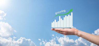 Holografik grafikler ve borsa istatistikleri tutan işadamı kâr elde ediyor. Büyüme planlama ve iş stratejisi kavramı. İyi ekonomi formunun dijital ekran görüntüsü.