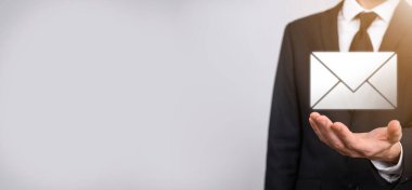 E- posta ve kullanıcı simgesi, imza, sembol pazarlama ya da bülten konsepti, diyagram. E- posta gönderme. Posta ve SMS pazarlama kavramı. İş dünyasında doğrudan satış şeması. E- posta için istemci listesi