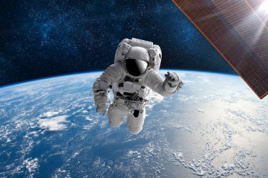 Dünya 'nın dış uzayındaki astronot. Yıldızlar arka planı sağlar. Dünya' nın üzerinde bir uzay oluşturur. Bu görüntünün ISS elementleri NASA tarafından desteklenmektedir.