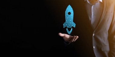 Girişim konsepti, elinde simge olan İşadamı roketi fırlatıyor ve ekrandan koyu arkaplanda ağ bağlantısı ile yükseliyor. Düşük poligon.Kâr, artış, gelişme.