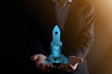 Girişim konsepti, elinde simge olan İşadamı roketi fırlatıyor ve ekrandan koyu arkaplanda ağ bağlantısı ile yükseliyor. Düşük poligon.Kâr, artış, gelişme.