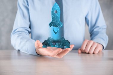 Girişim konsepti, elinde simge olan İşadamı roketi fırlatıyor ve ekrandan koyu arkaplanda ağ bağlantısı ile yükseliyor. Düşük poligon.Kâr, artış, gelişme.