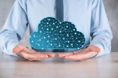 İş adamı bulut simgesini tutar. Bulut hesaplama konsepti - akıllı telefonu buluta bağlar. Akıllı telefon ile ağ bilgi teknolojisi uzmanı. Büyük veri kavramı. Düşük poligonal, çokgen.