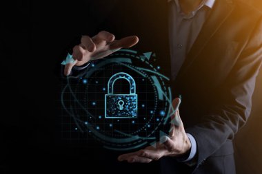 Siber güvenlik ağı. Asma kilit simgesi ve internet teknolojisi ağı. Kişisel bilgileri ve sanal arayüzü koruyan bir iş adamı. Veri koruma gizlilik kavramı. GDPR. AB. Dijital suç.