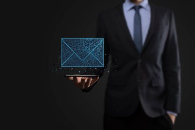 İş adamı elinde mektup simgesi, e-posta simgeleri. Haber bülteni e- postası ile bizimle irtibata geçin ve kişisel bilgilerinizi spam postasından koruyun. Müşteri hizmetleri çağrı merkezi bizimle irtibata geçin.