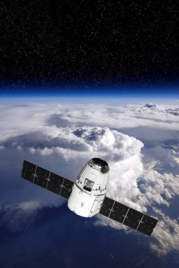 Kargo uzay aracı ve Dünya gezegeni. Karanlık arka plan. Bilim kurgu duvar kağıdı. Dünya 'nın yörüngesindeki uzay istasyonu. Uzay gemisi. Uzay sanat duvar kağıdı. Güneş Gözlemevi. Bu görüntünün elementleri NASA tarafından döşenmiştir.