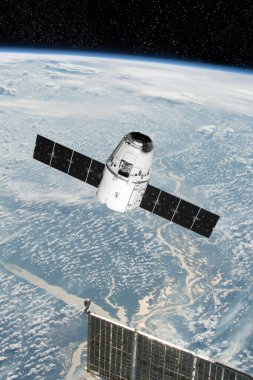 Kargo uzay aracı Dünya gezegeni. Karanlık arka plan. Bilim kurgu duvar kağıdı. Uzay İstasyonu Dünya 'nın yörüngesindeki uzay gemisi. Uzay sanat duvar kağıdı. Güneş Gözlemevi. Bu görüntünün unsurları NASA3D illüstrasyon tarafından desteklenmektedir..