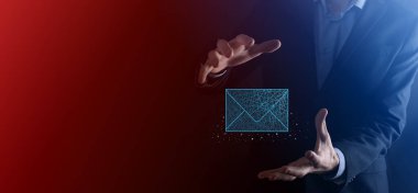 İş adamı elinde mektup simgesi, e-posta simgeleri. Haber bülteni e- postası ile bizimle irtibata geçin ve kişisel bilgilerinizi spam postasından koruyun. Müşteri hizmetleri çağrı merkezi bizimle irtibata geçin.