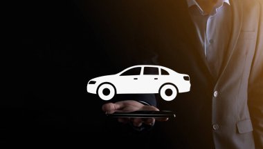 Araba ikonu tutan adamın dijital bileşimi. Araba sigortası ve araba servisi konsepti. Bir jest ve araba ikonu sunan bir iş adamı.