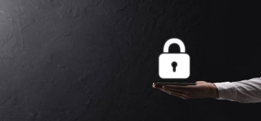 Siber güvenlik ağı. Asma kilit simgesi ve internet teknolojisi ağı. Sanal arayüzde veri kişisel bilgilerini koruyan bir iş adamı. Veri koruma gizlilik kavramı. GDPR. AB.