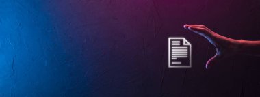 Mavi arkaplanda bir belge simgesi tutan bir erkek. Belge Yönetimi Veri Sistemi İnternet Teknolojisi Konsepti. Şirket veri yönetim sistemi DMS.