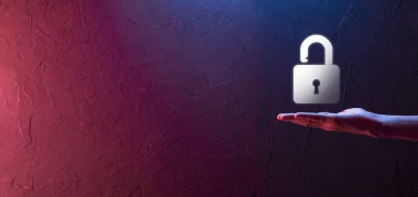 Siber güvenlik ağı. Asma kilit simgesi ve internet teknolojisi ağı. Tablet ve sanal arayüzde veri kişisel bilgilerini koruyan bir iş adamı. Veri koruma gizlilik kavramı. GDPR. AB