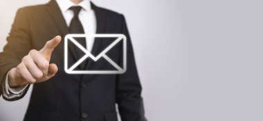 Erkek el ele tutuşan mektup simgesi, e- posta simgeleri. Haber bülteni e- postası ile bizimle iletişime geçin ve kişisel bilgilerinizi spam postasından koruyun. Müşteri hizmetleri çağrı merkezi bizimle bağlantı kurar. E- posta pazarlama ve haber bülteni.
