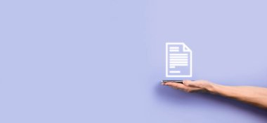 Elinde bir belge ikonu tutuyordu. Belge Yönetimi Veri Sistemi İnternet Teknolojisi Konsepti. Şirket veri yönetim sistemi DMS.