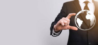 Dünya ikonu dijital küreyi tutan iş adamı.