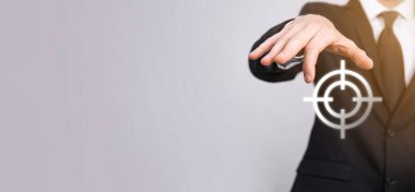 Hedefleme konsepti iş adamının elinde hedef tahtası çizimi. Hedef ve yatırım hedefi kavramı