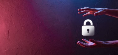 Siber güvenlik ağı. Asma kilit simgesi ve internet teknolojisi ağı. Tablet ve sanal arayüzde veri kişisel bilgilerini koruyan bir iş adamı. Veri koruma gizlilik kavramı. GDPR. AB.