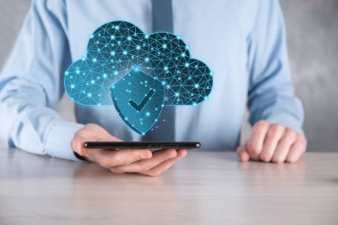 Bulut teknolojisi. Çokgen kablo depolama işareti ve koyu mavi üzerinde kenesi olan bir kalkan. Bulut hesaplama, büyük veri merkezi, gelecekteki altyapı, dijital ai konsepti. Sanal sunucu sembolü, simge.