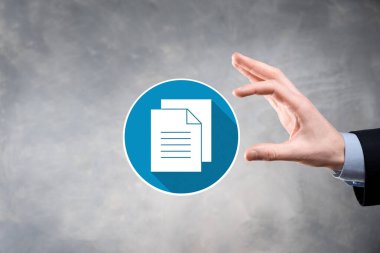 İş adamı elinde bir belge ikonu tutuyor Belge Yönetimi Veri Sistemi İş Dünyası İnternet Teknolojisi Kavramı. Uzun gölgeli kurumsal veri yönetim sistemi DMS.flat simgeleri