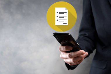 İş adamı elinde bir belge ikonu tutuyor Belge Yönetimi Veri Sistemi İş Dünyası İnternet Teknolojisi Kavramı. Uzun gölgeli kurumsal veri yönetim sistemi DMS.flat simgeleri