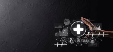 İş adamının elinde sanal ve tıbbi ağ bağlantısı simgeleri var. Covid-19 salgını insanları bilinçlendirir ve sağlık hizmetlerine dikkat çeker. Doktor, belge, ilaç, ambulans, hasta ikonu