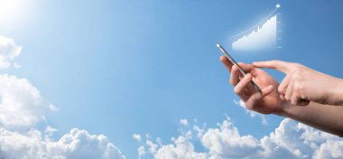 Tablet tutan ve holografik grafikler ve borsa istatistikleri gösteren bir işadamı kâr elde ediyor. Büyüme planlama ve iş stratejisi kavramı. İyi ekonomi formunun dijital ekran görüntüsü