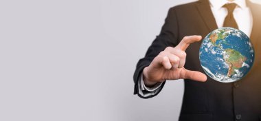 3D Dünya gezegeni küresi erkek, kadın eli, elleri mavi arka planda. Çevre koruma kavramı. Bu görüntünün elementleri NASA tarafından desteklenmektedir.