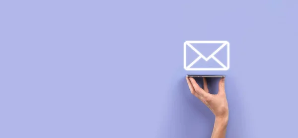 Επιχειρηματίας Χέρι Κρατώντας Εικονίδιο Mail Επικοινωνήστε Μαζί Μας Μέσω Mail — Φωτογραφία Αρχείου