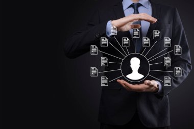 Belge Yönetim Sistemi DMS. İş adamı kullanıcı ve belge simgesini elinde tutar. Şirket dosyaları ve bilgilerini arşivlemek, aramak ve yönetmek için yazılımdır. İnternet Teknoloji Konsepti. Dijital Güvenlik