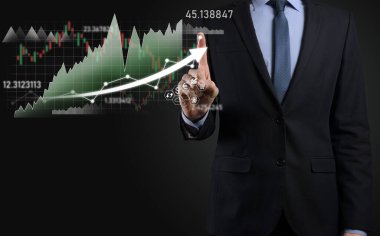 İş adamı satış verilerini ve ekonomik büyüme grafiğini elinde tutuyor. İş planlama ve strateji. Takas ticareti analiz ediliyor. Finansal ve bankacılık. Teknoloji dijital pazarlama. Kâr ve büyüyen plan.