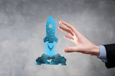 Girişim konsepti, elinde simge olan İşadamı roketi fırlatıyor ve ekrandan koyu arkaplanda ağ bağlantısı ile yükseliyor. Düşük poligon.Kâr, artış, gelişme.