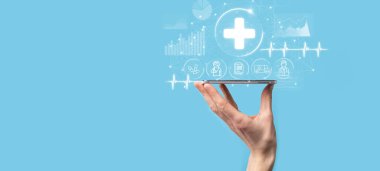 İş adamının elinde sanal ve tıbbi ağ bağlantısı simgeleri var. Covid-19 salgını insanları bilinçlendirir ve sağlık hizmetlerine dikkat çeker. Doktor, belge, ilaç, ambulans, hasta ikonu