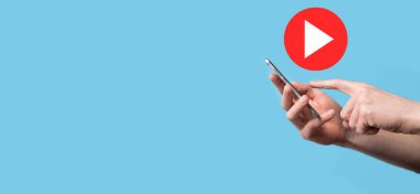 İş adamı projeleri başlatmak ya da başlatmak için oynat düğmesine basın ya da tıklayın. Video Oynat Sunumu. İş için fikir, teknoloji. Medya oynatıcı düğmesi. Simgeyi çal. Git.