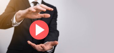 İş adamı projeleri başlatmak ya da başlatmak için oynat düğmesine basın ya da tıklayın. Video Oynat Sunumu. İş için fikir, teknoloji. Medya oynatıcı düğmesi. Simgeyi çal. Git