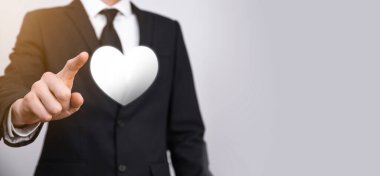 Erkek el ele tutuşan kalp, mavi arka plandaki ikon gibi. Nezaket, hayırseverlik, saf sevgi ve şefkat kavramı. Kopya alanı olan bayrak..